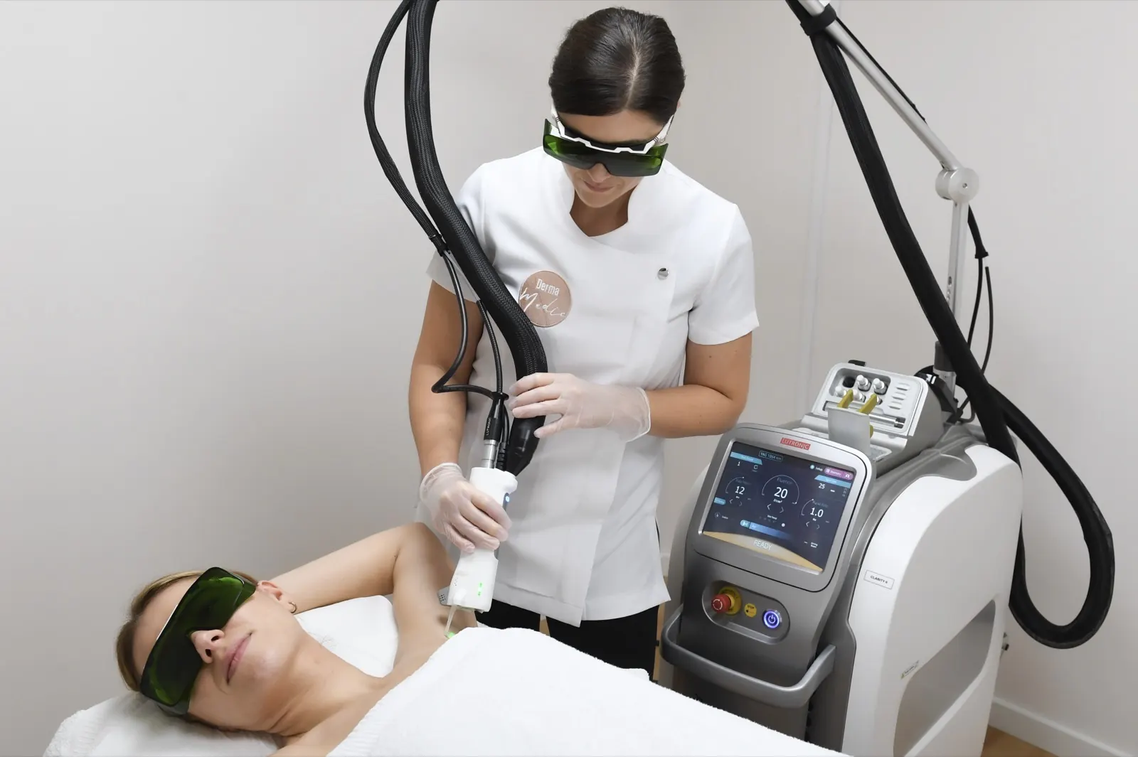 Huidtherapeut van DermaMedic tijdens een laserbehandeling in de behandelkamer